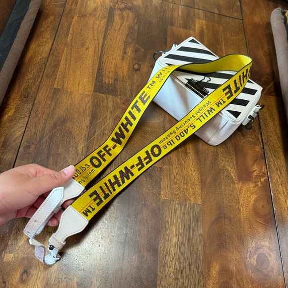 Preloved Off White Diagonal Flap Bag - Picture 4 of 16